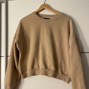 Sweatshirt  - Säljer denna cropade sweatshirt använd Max 5 gånger