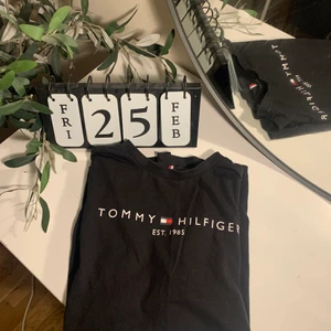 Tommy hilfiger tröja! - Säljer nu mina väldigt fina Tommy hilfiger tröja ifrån kidsbrantstore! Den är i nyskick och ser ut som ny. Den är använd fåtal gånger då den är förliten för mig, inköpt förra året! Storleken är 176 i barn storlek, ungefär S/M k vuxen! Köpt för 500 kr ungefär och säljer för 300 kr + frakt! Säljer den såpass dyrt eftersom den är som ny! Hör av er vid frågor eller vill ha mer bilder!💗
