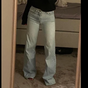 Blå jeans från Junkyard  - De populära jeansen som jag köpte på tise men dessvärre var för tajta på mig :( superbra skick! 🤍🤍