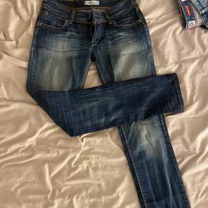Säljer dessa mörkblå urtvättade lågmidjade levis jeans då de inte kommer så mycket till användning helt enkelt, köpta secondhand, strl 30x34 och säljs för 200 + 70 i frakt!❤️‍🩹