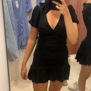 Svart klänning  - En jättefin svart klänning som aldrig kommit till användning tyvärr, den är köpt på ginatricot i somras🖤  frakt står köparen för⭐️