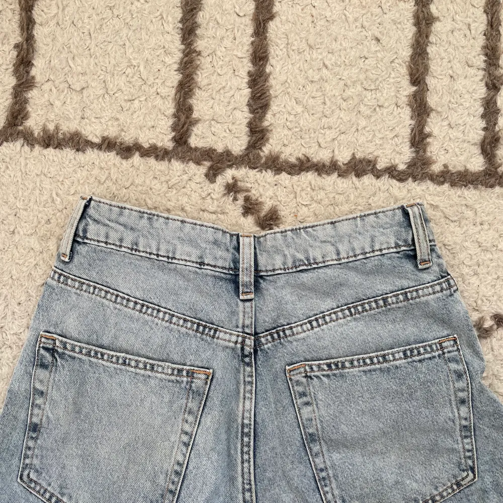 Säljer dessa fina jeans shorts från Hm i storlek 36. Har knappt använt dessa så de är i väldigt bra skick !!🤍. Shorts.