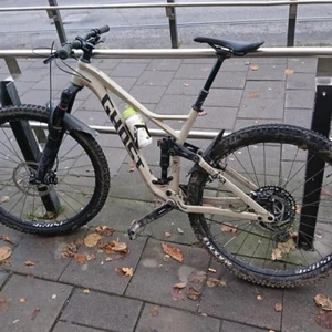 Ghost Enduro Cykel - Hejsan, Jag säljer min fina cykel Ghost Enduro:Modell SL AMR 29 LINEUP Den är sparsamt använd inga brister på den säljer den pga att jag ska plugga utomlands så kommer inte ha mycket tid att åka runt med den För bådas säkerhet så möts vi i Sundbyberg Centrum och tar bara Swish kan gå ner vid snabb och smidig affär 
