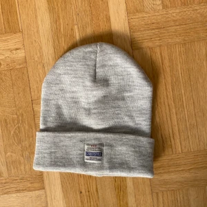 Grå mössa - aldrig använd, från new yorker. 20kr + frakt