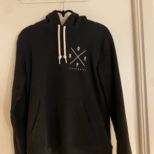 Dope hoodie  - Säljer denna snygga hoodie ifrån dope (köpt på ridestore) då det inte är min stil längre. Hoodien är knappt använd så den är i ett mycket fint skick. Storlek S. Nypris är 599kr och jag säljer för 250kr + frakt🖤🖤 