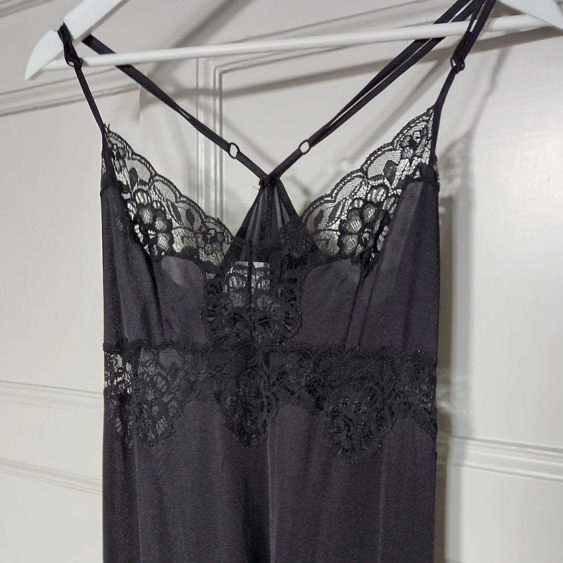 svart slip dress maxi satin & spets