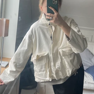 Beige vårjacka - Sparsamt använda och Inge tecken på användning