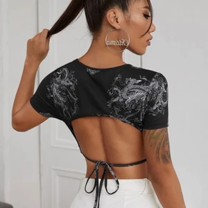 Tshirt med öppen rygg - Helt ny tshirt med öppen rygg från Shein, är i storlek M men passar också S. Slutsåld i många storlekar på hemsidan. 