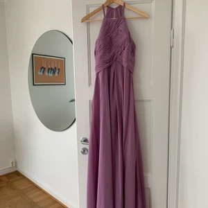 Balklänning - Säljer min fantastiskt fina syrenlila långklänning från JJshouse som är sååå fin till bla skolbal, endast använd en gång! Köptes för 2000kr, Säljer för 400kr❣️