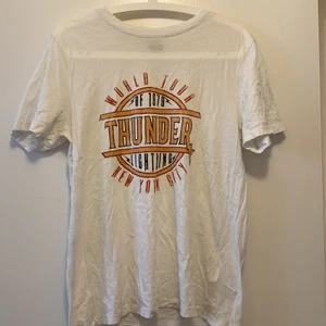 T-shirt med tryck - En snygg T-shirt från Gina med ett tryck. Oversized på passar xs och s!