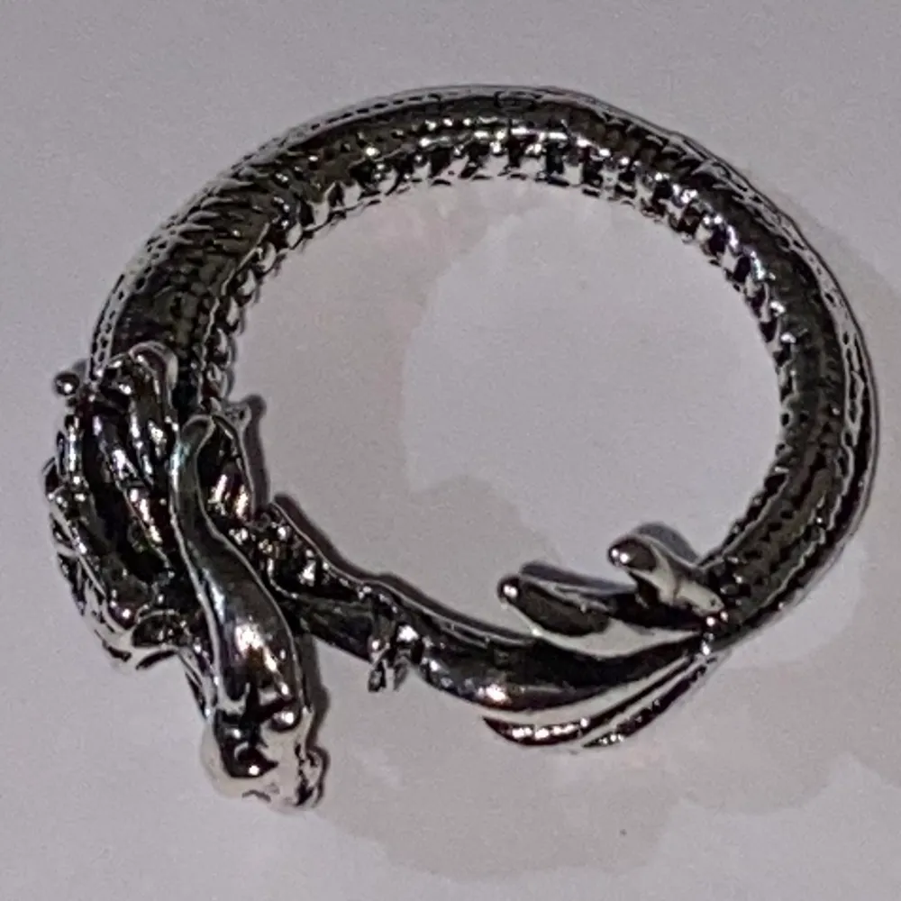 Silverring i form av en drake.. Accessoarer.