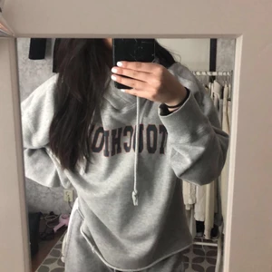 hoodie - grå hoodie med trycket ”touchdown”. storlek medium men passar nog de flesta.