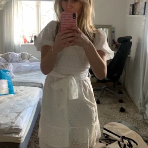 Klänning  - Säljer denna klänning som är köpt här på plick. Superfin men är tyvärr lite för liten för mig. Klänning är helt oanvänd (lappen sitter kvar) 