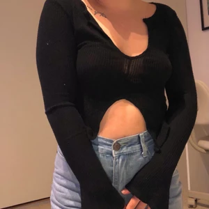 Svart tröja - Tröja ifrån pretty little thing i fint skick! Frakt tillkommer💕