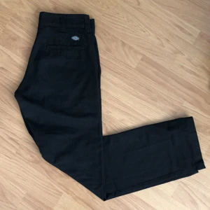 Dickies chinos - Dickies chinos i fint skick! storlek w30 l32! dem sitter lite oversize och går att vika ner i midjan för en annan fit. köparen står för frakt 💚
