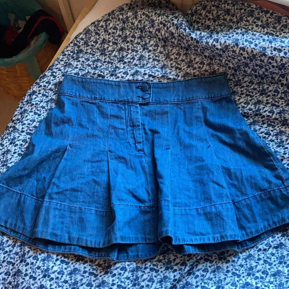 Jättesöt blå jeanskjol som tyvärr är för stor på mig! <3 Runt hela midjan är det c.88cm!♥️ olika frakt-alternativ beroende på önskemål, möjligtvis att jag kan mötas upp i Stockholm:). Hameet.