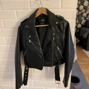Skinn jacka  - Säljer denna sjukt snygga skinnjacka som aldrig är använd. Den är i storlek S och kommer ifrån Pull and bear. 200kr+frakt och köparen står för frakten.