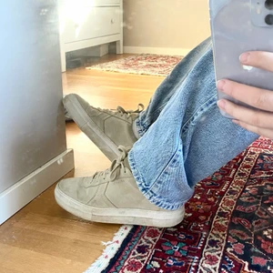 Axel Arigato skor  - Köpte för typ ett halvår sen, lite slitna. Nypriset var runt 2 lax, får ba inte speciellt mycket användning av dem;/ Dm för fler bilder, möts i Stockholm:)