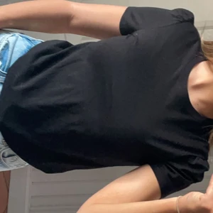 Svart h&m t-shirt  - Svart H&M tröja som inte har kommit till användning! Skönt material med fina detaljer på ärmarna. 