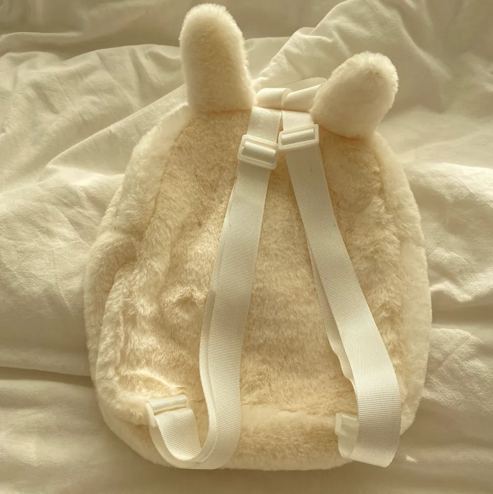 GRATIS FRAKT!Super söt fluffig ryggsäck med öron. 100kr (inklusive frakt) Skicka privat vid intresse!☁️. Väskor.