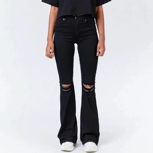 Svarta jeans - Säljer svarta boocut med hål på knäna ifrån ginatricot, jätte fina men kommer inte till användning 