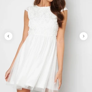 Vit klänning - Super fin vit klänning från bubbleroom, perfekt till studenten! Tyvärr förstor för mig så därav säljer jag den. Köpt för 599kr men säljer för 250. Köparen står för frakten❣️