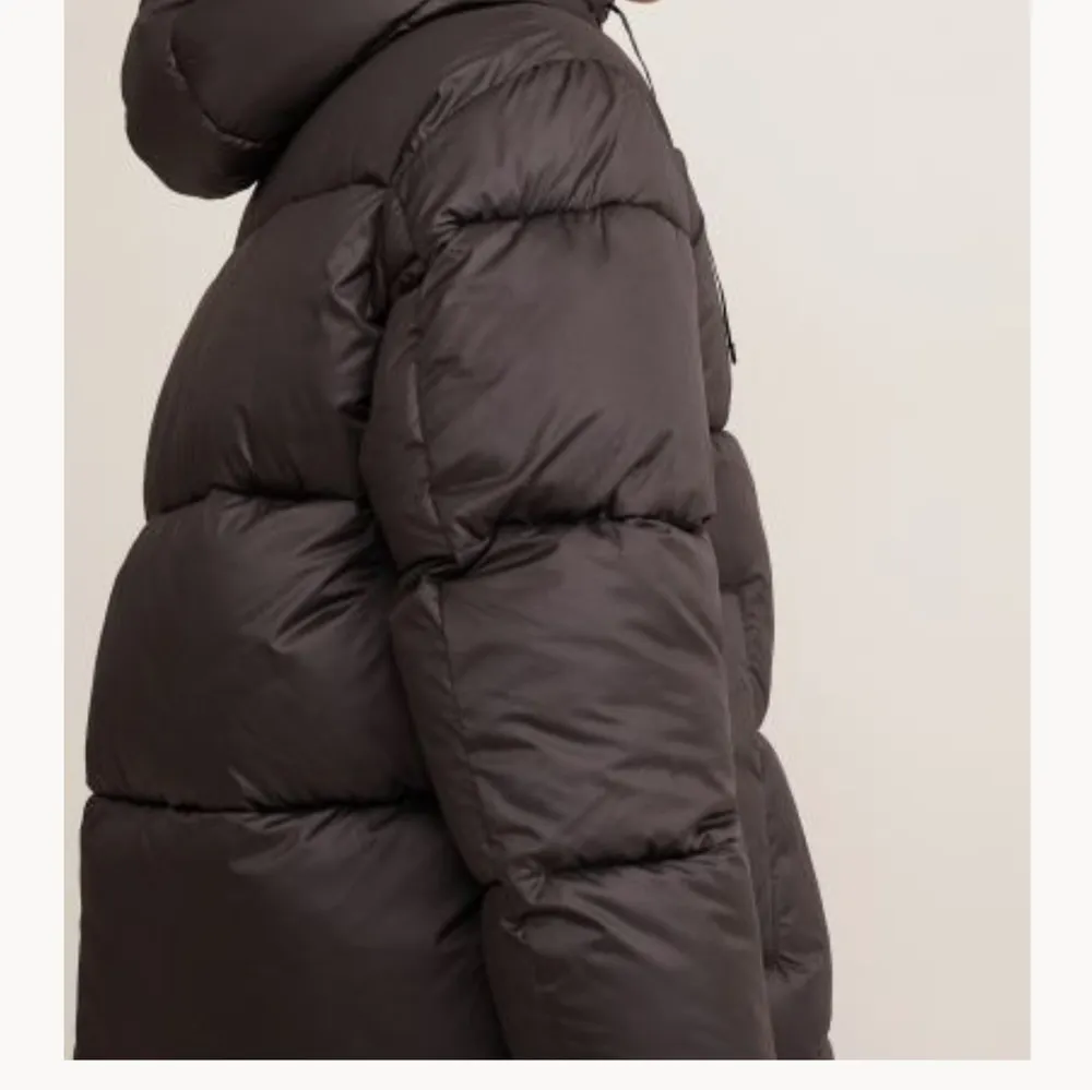 Säljer min populära hm hooded jacket då den inte kommer i så mycket användning, köpt för 499kr. Minimalt använd max 3 ggr. Jättefin svart puffer jacket🖤. Jackor.
