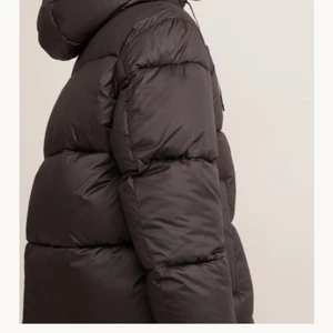 Puffer jacket - Säljer min populära hm hooded jacket då den inte kommer i så mycket användning, köpt för 499kr. Minimalt använd max 3 ggr. Jättefin svart puffer jacket🖤