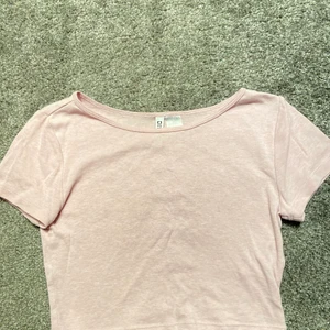 T-shirt topp - Rosa/lila topp från h&m. Kolla in min profil säljer massa annat! Om du är intresserad av fler saker kan vi komma överens om ett paketpris☺️