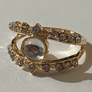 Ring - Silverring med gulddetaljer och kristaller.