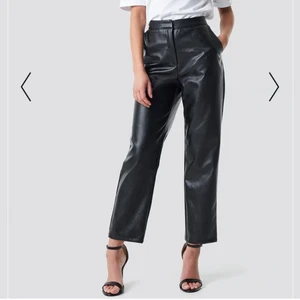 PU Leather pants - Jättefina PU läderbyxor från Linn Ahlborgs kollektion med NA-KD, i nyskick. Storlek 34