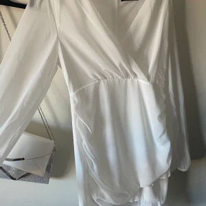 Shein klänning vit - Säljer denna då jag inte använder den. Super fin på och kan användas vid ex student.  Storlek M Köpte den för 209kr plus frakt 59kr Säljer nu för 180kr plus frakt Något billigare vid snabb affär, fraktar samma dag