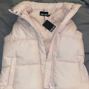 Väst - Säljer min väst jag köpte förra veckan på vero moda, köpte för 450.💞 Storlek XS men passar S/M