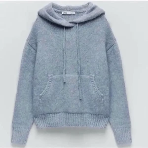 Zara hoodie - Säljer denhär super fina hoodien från zara! Den är ganska nopprig men va så när jag fick den. Men annars är den i jätte bra skick. Bud kan diskuteras💞💞