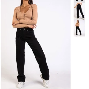 Svarta jeans  - VIDA SVARTA JEANS - HIGH WAIST BLACK från Madlady. Stolek Eu34-L30. Bilderna är lånade från Madlady💗 Aldrig använt byxkorna eftersom dom var för långa för mig. Kom privat för mer bilder eller frågor osv💗