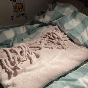 Fleecefilt - Ljusrosa filt av polyester från Hemtex! 170x130. Köpte för 400 och säljer för 100. Inga defekter :D Sjukt mysig men säljer pga inte min stil längre. 