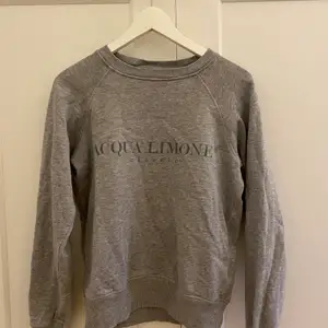 Grå Acqua Limone tröja som är i väldigt fint skick. Använd ett fåtal gånger💛köpt för 1000kr (Köparen står för frakten)