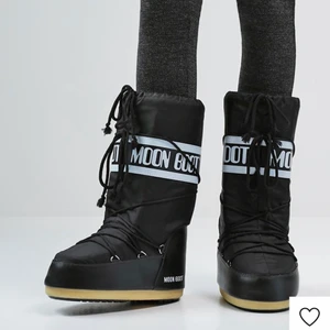 Moon boots - Jag säljer mina helt slutsålda moonboots då jag inte får användning av de längre💞 nästan helt i nyskick💞 nypris: 1500kr
