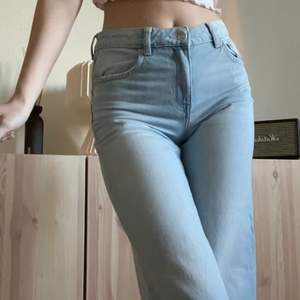Ljusblå jeans i vid modell💛tyvärr för korta för mig som är 175