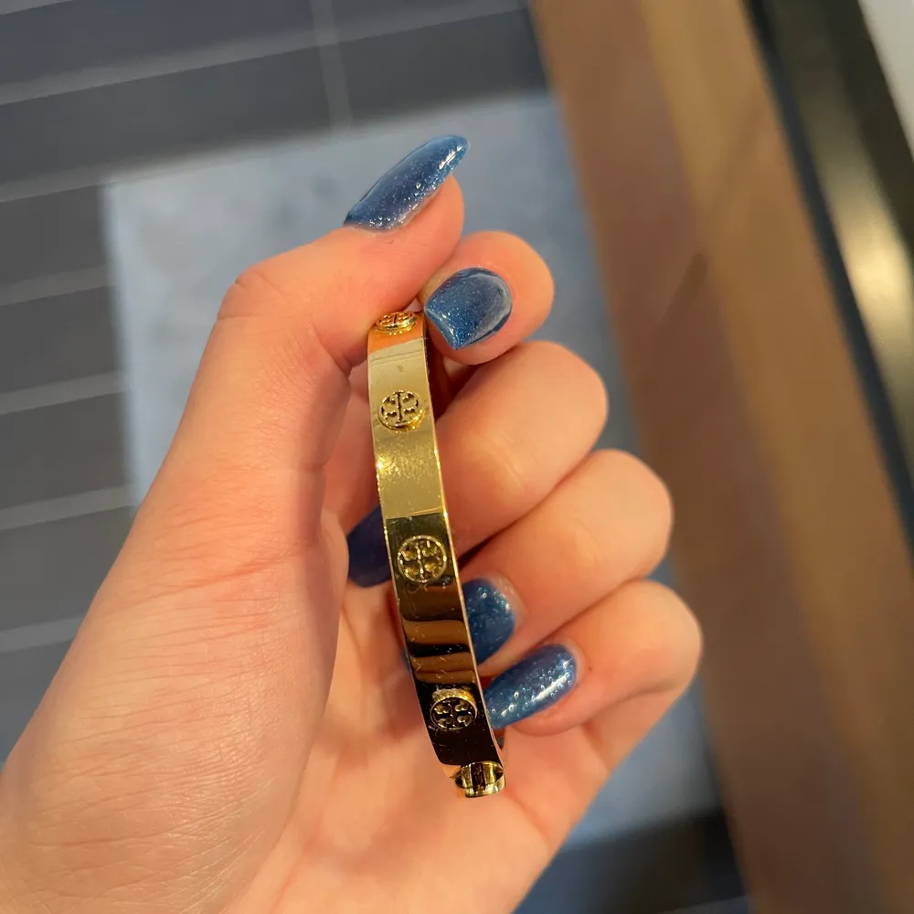 Säljer mitt andra Tory Burch armband i storlek S. 1800kr ny pris och den är sparsamt använd. Köpt på nk men saknar box till den och därav de billiga priset. . Accessoarer.