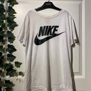 T-shirt från Nike i Stl S. Använd så säljer i befintligt skick. Se bild 3 för ungefär skick. Köparen betalar frakt och betalning sker genom swish. Ansvarar ej för postens slarv men skickar alltid bildbevis!