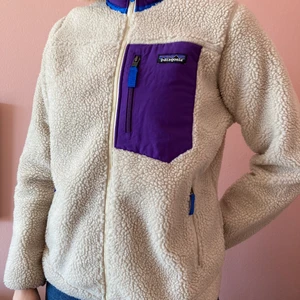 Patagonia Womens Retro-X Fleece Jackey - Patagonia fleece storlek M. Damstorlek. Inköpt för ett år sedan för 2199 kr på NK-sport, använd ett fåtal gånger, därav nyskick. Säljer för 1000 kr, köparen står för frakt, kan även mötas upp i Stockholm. 