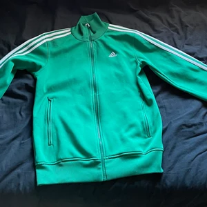 Grön adidas tröja - En gammal adidas tröja som är i väldigt bra skick.              Jag tänker mig 350 kr för tröjan