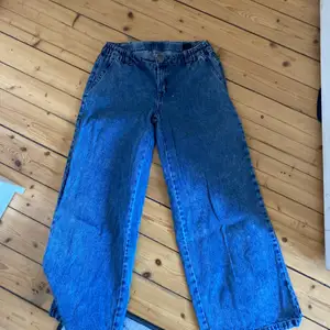 Ett par vida jeans. Sjukt snygga! Som nya, använda några få gånger. Säljs inte längre och nypris var 300kr. BARNSTORLEK!🤍