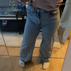 Wide leg jeans från weekday - Superfina och som nya då jag itne fått användning för dem 💙ska flytta så vill bli av med allt så lägg gärna ett eget prisförslag om du vill!