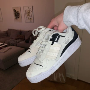 FORUM EXHIBIT LOW SHOES - Säljer ett par  FORUM EXHIBIT LOW SHOES i storlek 36  (slutsålda på Addidas hemsida) 