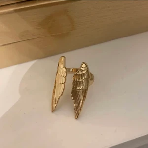 Ring  - Extremt snygg trendig ring ! 