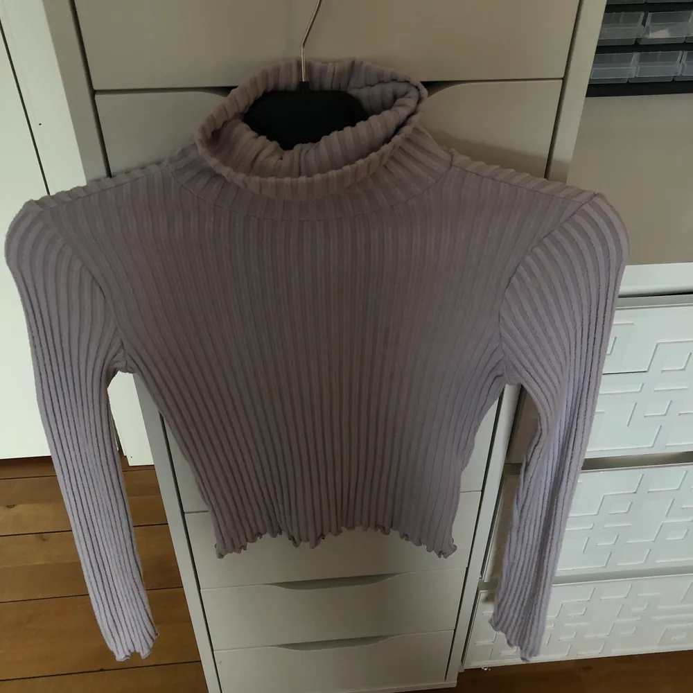 Super fin lila tröja från Gina tricot! Endast använt en gång! Strl xxs men passar även xs-s!💗. Tröjor & Koftor.