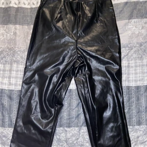 Skitsnygga Läderbyxor från Bikbok. - Säljer nu mina läderbyxor som jag nyligen köpt men tyvärr så kommer dem inte tilll användning. Dem sitter bra vid baksidan och har inga frakturer. Dem är även tjocka innuti så man fryser verkligen inte i dem. Dem är i Storlek S. 