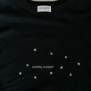 SÅ snygg T-shirt från Saint Laurent i stl XS. Använd ett fåtal gånger. Köpt för 4500kr Gratis frakt!